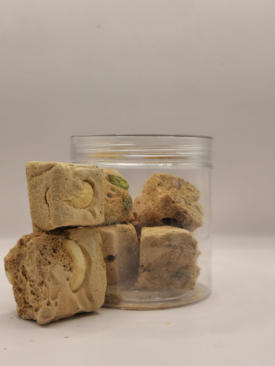 بوظة نسكافية بالمكسرات مجففة بالتبريد